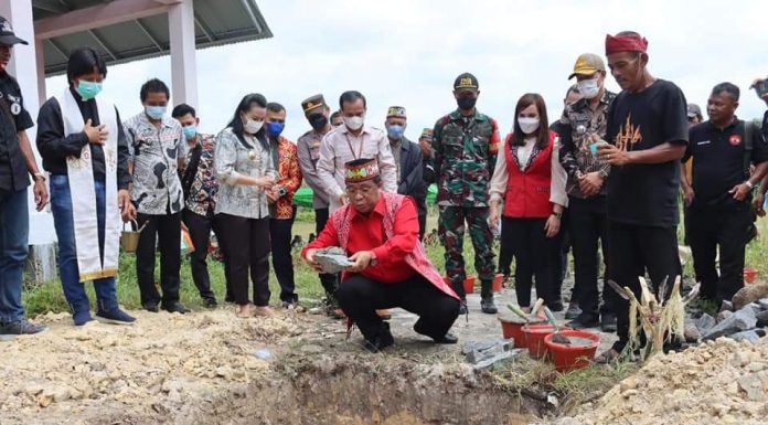 Dewan Dukung Pembangunan Rumah Adat Dayak di Mandor