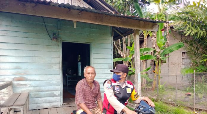 Dukung Percepatan Vaksinasi, Bhabinkamtibmas Polsek Ngabang Antar Jemput Lansia Ikuti Vaksin