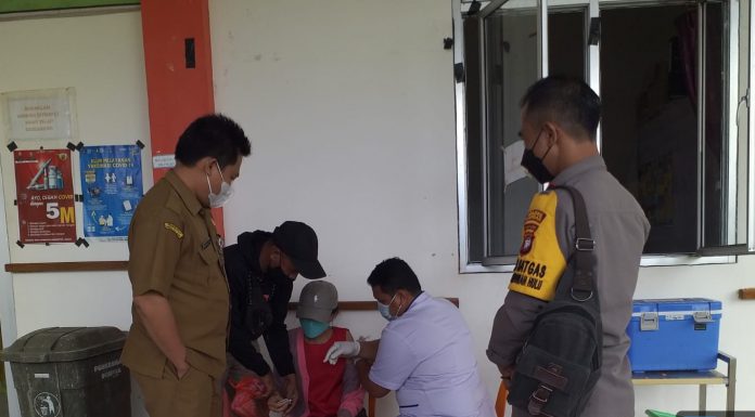 Kapolsek Mempawah Hulu Pantau Gerai Vaksin di Puskesmas Sompak