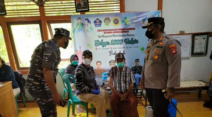Sinergisitas Lantamal XII/Pontianak Bersama Pemkab Landak Gelar Vaksinasi Bagi Warga Sebangki