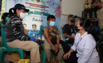 Bupati Landak Bersama Danlantamal Gelar Vaksinasi Lewati Jalur Sungai