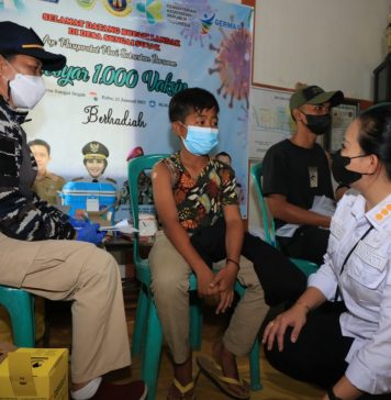 Bupati Landak Bersama Danlantamal Gelar Vaksinasi Lewati Jalur Sungai