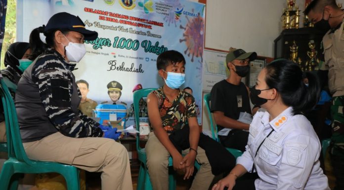 Bupati Landak Bersama Danlantamal Gelar Vaksinasi Lewati Jalur Sungai