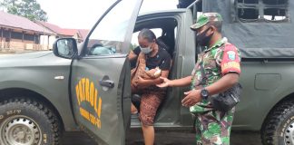 Gunakan Mobil Dinas, Babinsa Koramil Mempawah Hulu Bantu Antar Warga Pasca Melahirkan