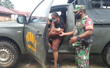Gunakan Mobil Dinas, Babinsa Koramil Mempawah Hulu Bantu Antar Warga Pasca Melahirkan
