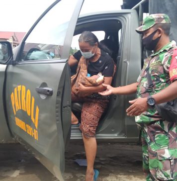 Gunakan Mobil Dinas, Babinsa Koramil Mempawah Hulu Bantu Antar Warga Pasca Melahirkan