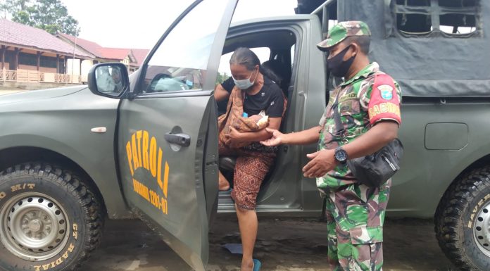 Gunakan Mobil Dinas, Babinsa Koramil Mempawah Hulu Bantu Antar Warga Pasca Melahirkan