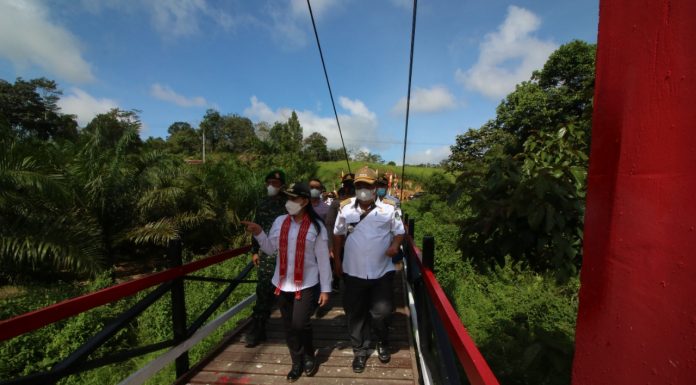 Panjang 100 Meter, Jembatan Gantung Ini Diklaim Terpanjang di Landak