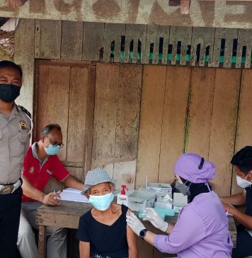 Tingkatkan Capaian, Puskesmas Karangan Gelar Vaksinasi Door to Door