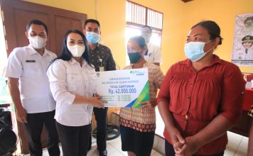 Bupati Landak Serahkan Jaminan Kematian BPJS Ketenagakerjaan dan Kartu CSR Petani