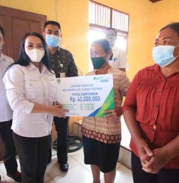 Bupati Landak Serahkan Jaminan Kematian BPJS Ketenagakerjaan dan Kartu CSR Petani