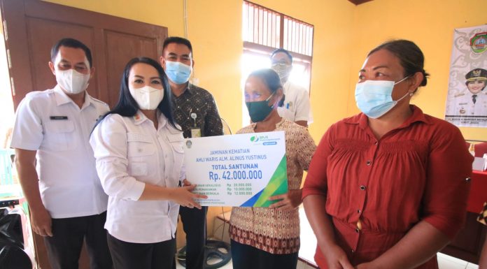 Bupati Landak Serahkan Jaminan Kematian BPJS Ketenagakerjaan dan Kartu CSR Petani