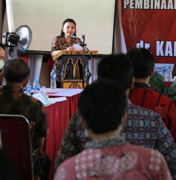Pembinaan Guru, Kepala SD dan SMP Kecamatan Air Besar, Bupati Karolin : Yang Bermasalah Laporkan Ke Saya