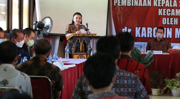 Pembinaan Guru, Kepala SD dan SMP Kecamatan Air Besar, Bupati Karolin : Yang Bermasalah Laporkan Ke Saya