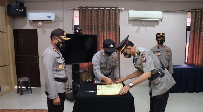Pimpin Sertijab Kabag SDM dan Kapolsek Menjalin, Waka Polres Landak : Ciptakan Terobosan Inovatif