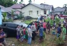 Hindari Truck Dari Arah Berlawanan, Minibus Terbalik di Halaman Rumah Warga