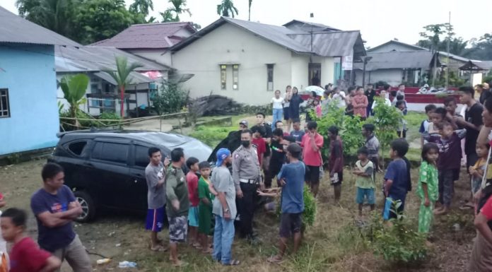 Hindari Truck Dari Arah Berlawanan, Minibus Terbalik di Halaman Rumah Warga
