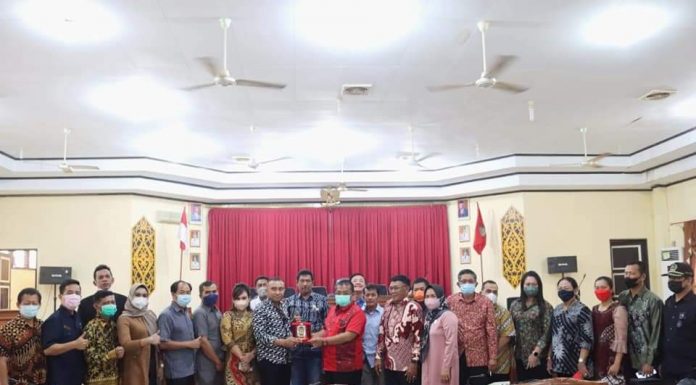 Peningkatan Kinerja Komisi, DPRD Kota Singkawang Kunjungi DPRD Landak