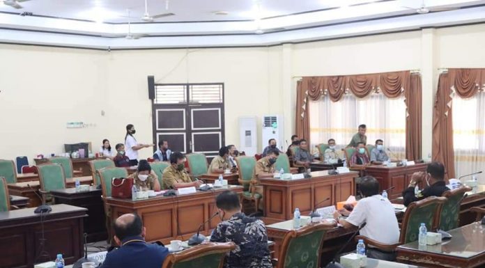 Tindaklanjuti Aspirasi Masyarakat Desa Amboyo Inti Komisi B DPRD Landak Gelar Rapat Dengar Pendapat
