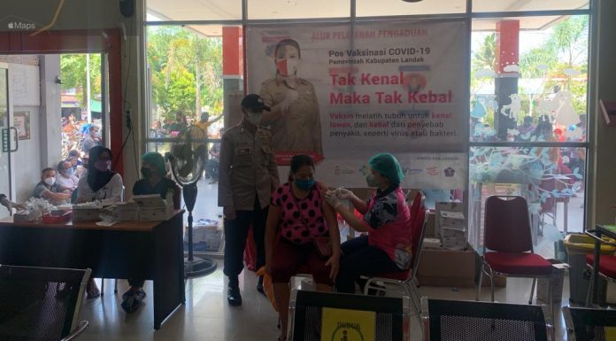 Percepat Vaksinasi 1349 Warga Mempawah Hulu Divaksin