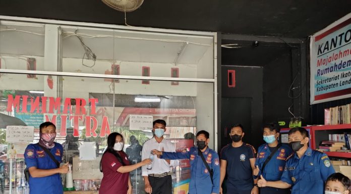 Ular Masuk Toko, Tim Damkar Polisi Pamong Praja Landak Gerak Cepat