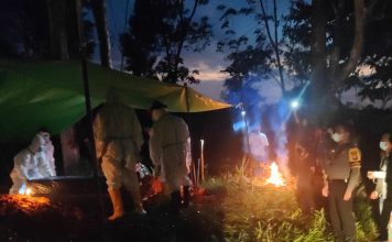 Sinergisitas Babinsa dan Bhabinkamtibmas Mempawah Hulu Bantu Proses Pemakaman Jenazah Pasien COVID-19