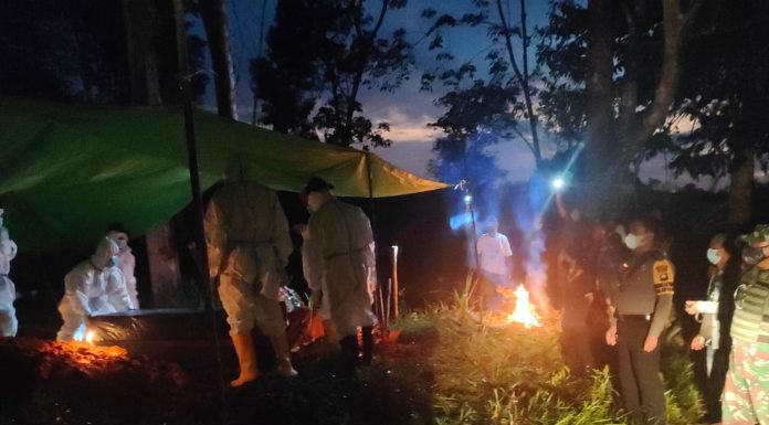 Sinergisitas Babinsa dan Bhabinkamtibmas Mempawah Hulu Bantu Proses Pemakaman Jenazah Pasien COVID-19