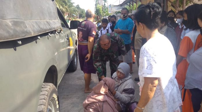 Gunakan Mobil Dinas Angota Koramil 07/Mempawah Hulu Bantu Evakuasi Korban Kecelakaan