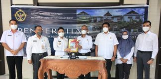 Bupati Landak Serahkan LKPD 2021 Kepada BPK RI