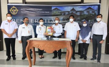 Bupati Landak Serahkan LKPD 2021 Kepada BPK RI