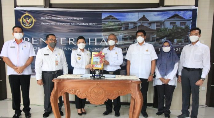 Bupati Landak Serahkan LKPD 2021 Kepada BPK RI