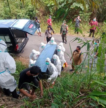 Berikan Pengamanan, Danposramil 07/ Mempawah Hulu Dampingi Prosesi Pemakaman Warga Meninggal Dunia Terpapar COVID-19