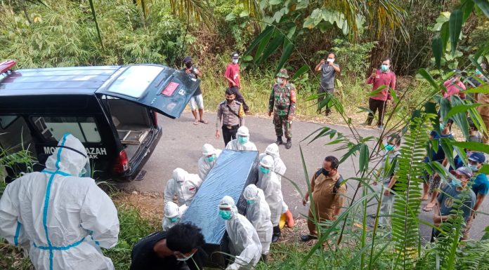 Berikan Pengamanan, Danposramil 07/ Mempawah Hulu Dampingi Prosesi Pemakaman Warga Meninggal Dunia Terpapar COVID-19