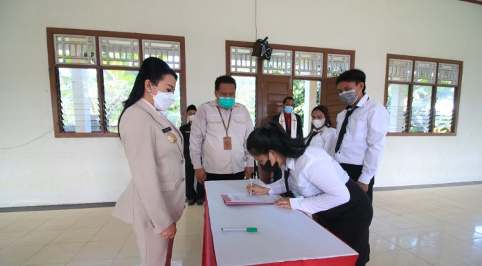 Bupati Landak Lantik BPD Re’es, Desa Miliki Keterwakilan Perempuan