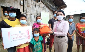 Bupati Karolin Serahkan Bantuan Rumah Swadaya Melalui Tunjangan Fungsional Bupati