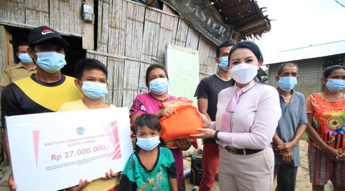 Bupati Karolin Serahkan Bantuan Rumah Swadaya Melalui Tunjangan Fungsional Bupati