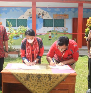 Bupati Landak Serah Terima Program Sekolah Hijau dan Peresmian Perpustakaan SD