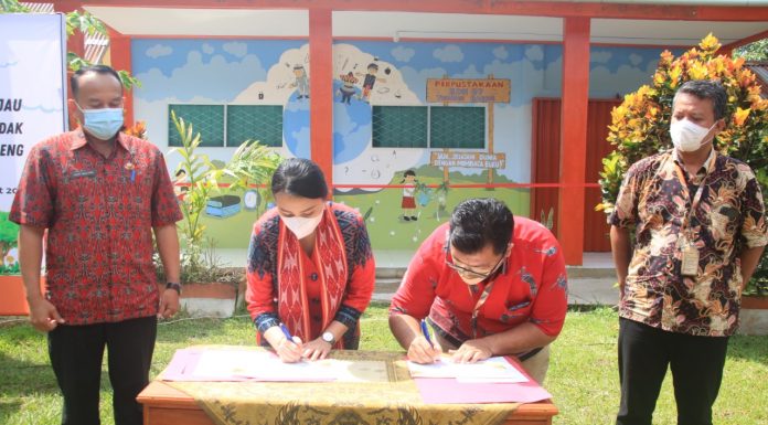 Bupati Landak Serah Terima Program Sekolah Hijau dan Peresmian Perpustakaan SD