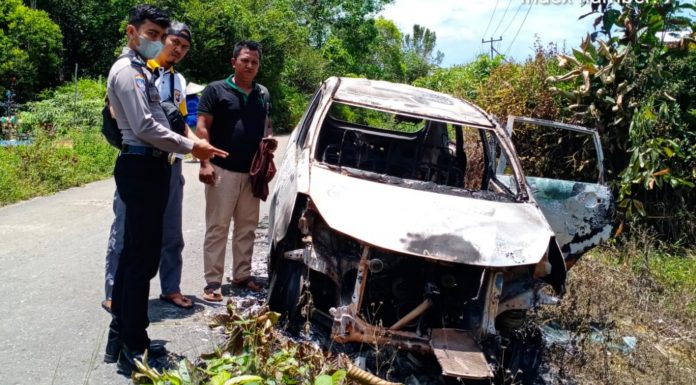 Diduga Konsleting Kabel, Minibus Terbakar di Sompak