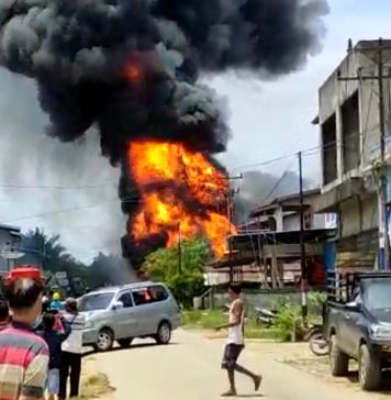 Kebakaran Hanguskan Rumah Warga di Meliau, Dua Unit Mobil dan Satu Kios Ikut Terbakar