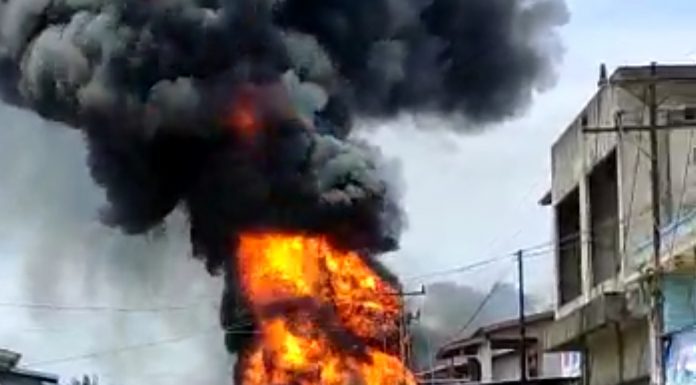 Kebakaran Hanguskan Rumah Warga di Meliau, Dua Unit Mobil dan Satu Kios Ikut Terbakar