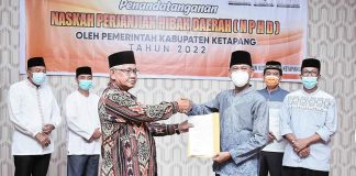 Wakil Bupati Ketapang Serahkan Dana Hibah Daerah Pada Masjid Agung Al-Ikhlas