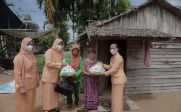 Peringati Hari Kartini dan Bulan Suci Ramadhan DWP Ketapang Berbagi Paket Sembako