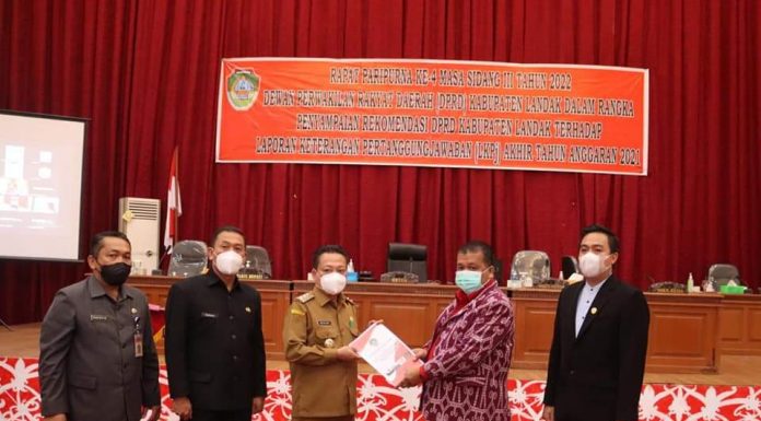 DPRD Landak Sampaikan Rekomendasi Terhadap LKPJ Akhir Tahun Anggaran 2021