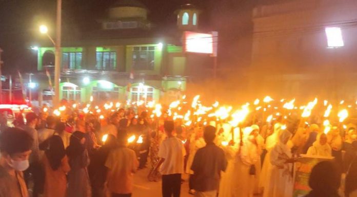 Sambut Bulan Suci Ramadhan 1443 Hijriah Umat Muslim di Ngabang Gelar Pawai Obor