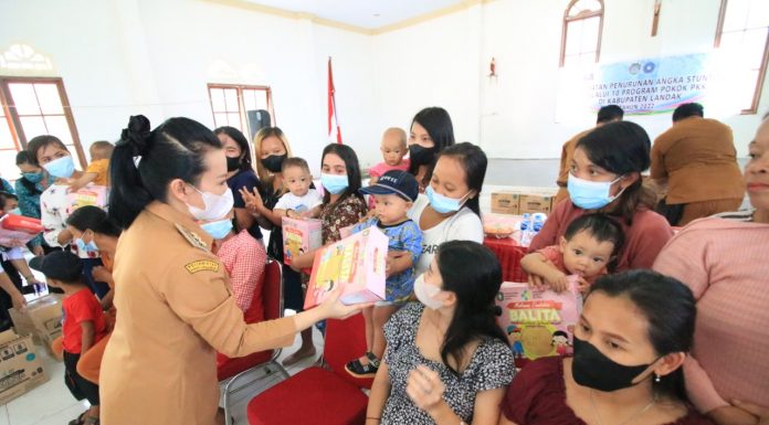 Bupati Landak Sosialisasi Penurunan Angka Stunting di Desa Ambarang