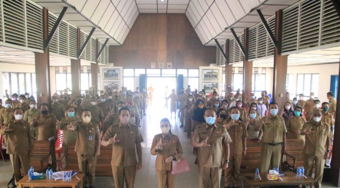 Beri Arahan Kepala Sekolah Dan Guru, Bupati Karolin Ingatkan 7 Hal Berikut