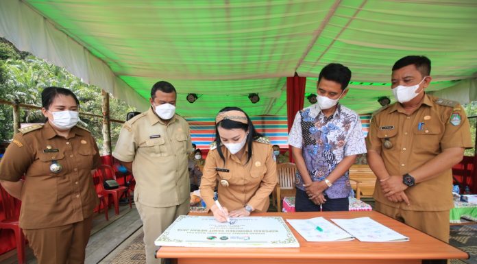 Masyarakat Dusun Pesak Serah Terima Kebun Dari Pihak Perusahaan