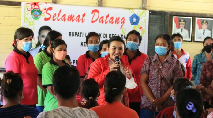 Kunker Desa Dange Aji, Bupati Karolin Ajarkan Merawat Tumbuh Kembang Anak