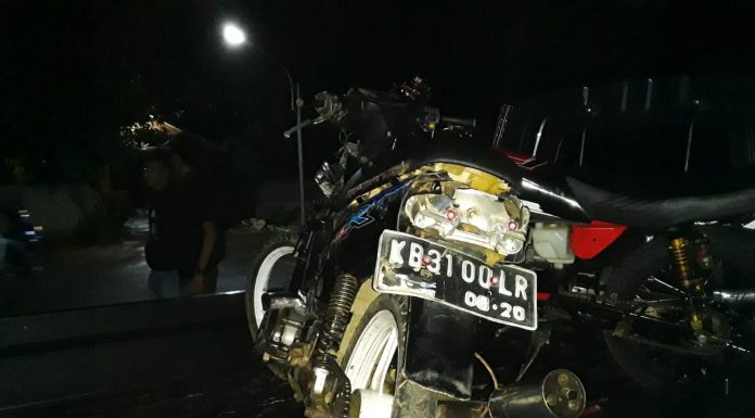 Hendak Selip Kendaraan Didepan, Dua Sepeda Motor Adu Banteng